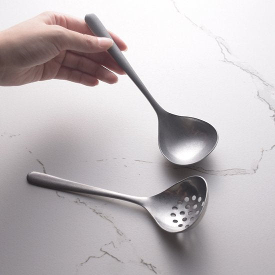 2-piece soup ladle and colander set - Colander with long handle for hot pans - Vintage style - Dishwasher safe - Suitable for sauces and cooking